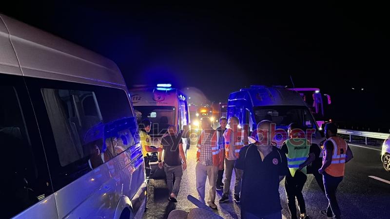 Otoyolda feci kaza: 1 ölü, 20 yaralı