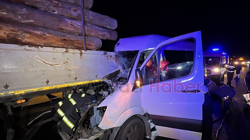 Otoyolda feci kaza: 1 ölü, 20 yaralı