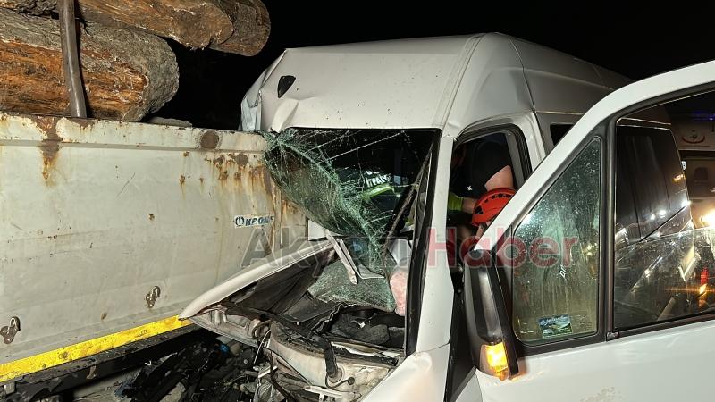 Otoyolda feci kaza: 1 ölü, 20 yaralı