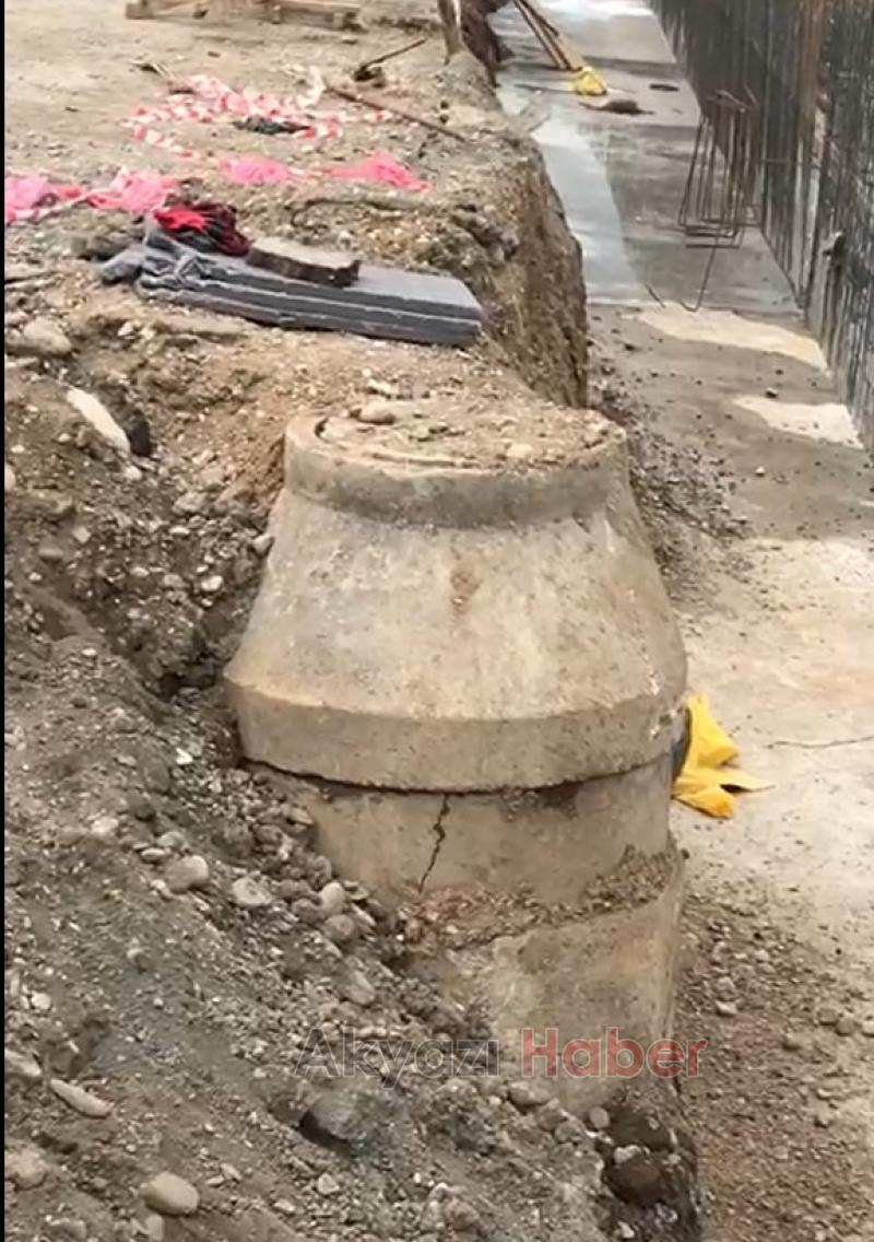 Köprü inşaatında fabrikanın atık borusu delindi