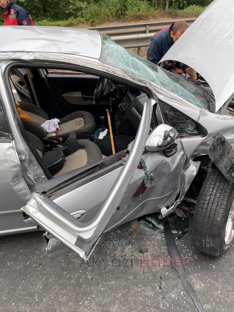 Otoyolun Akyazı kesiminde kaza: 1'i ağır 2 yaralı