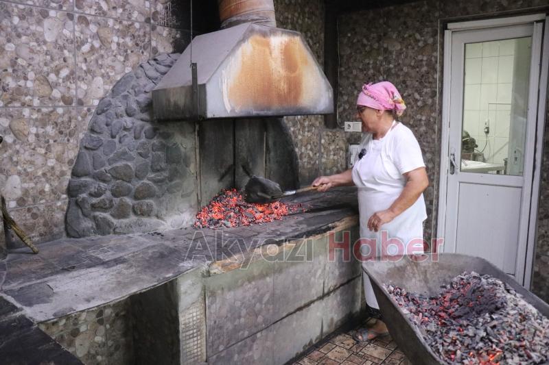 Enkazdan yaptığı fırında 24 yıldır ekmek yapıyor