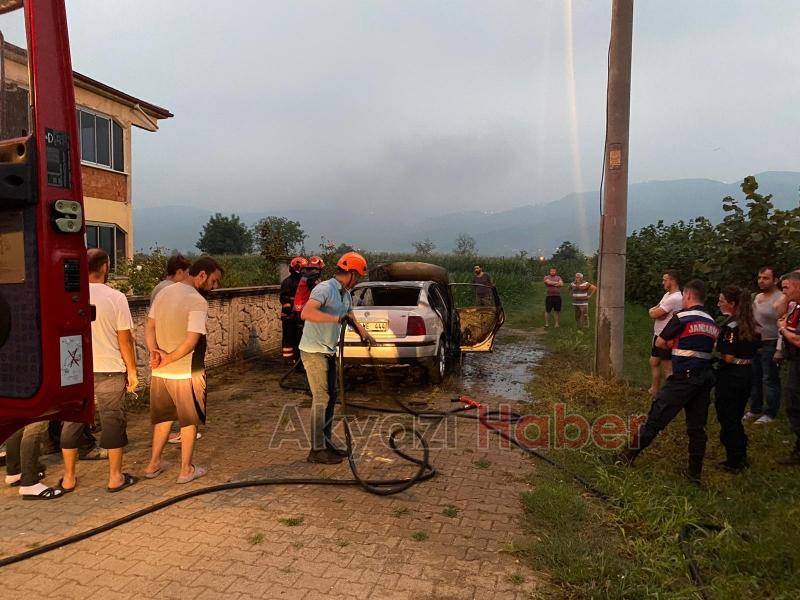Park halindeki otomobilde yangın çıktı