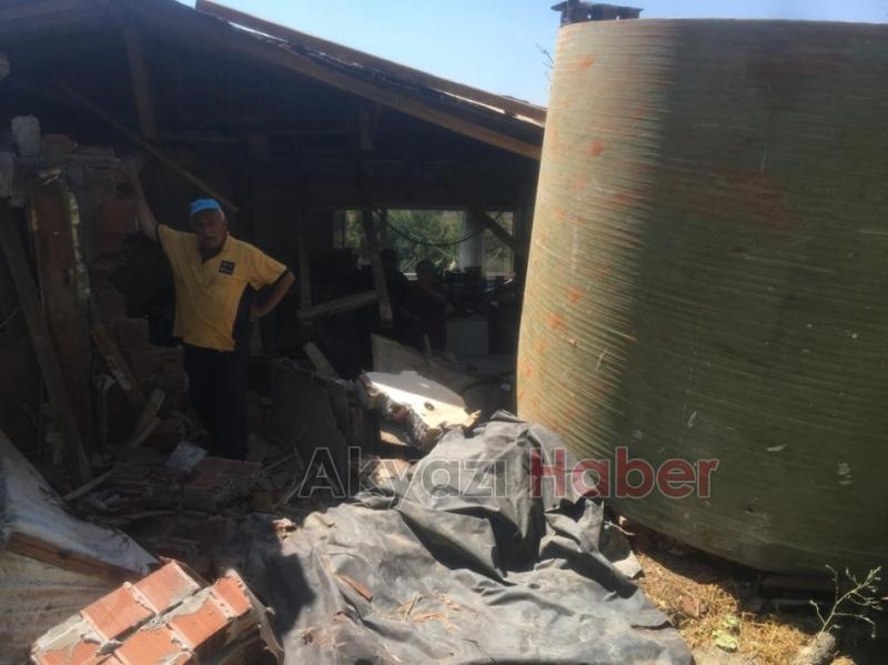 5 tonluk dev depo yuvarlanıp eve girdi