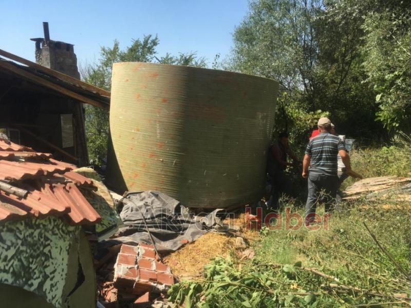 5 tonluk dev depo yuvarlanıp eve girdi