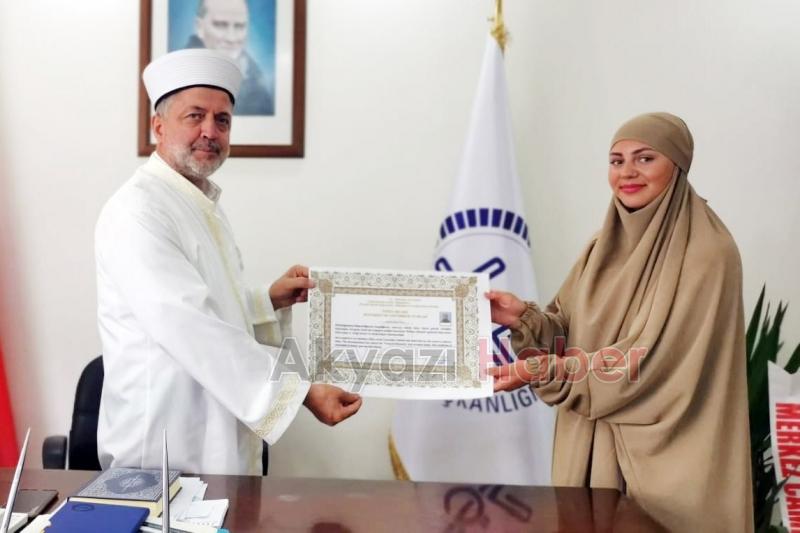 Turist olarak geldi, Müslüman oldu