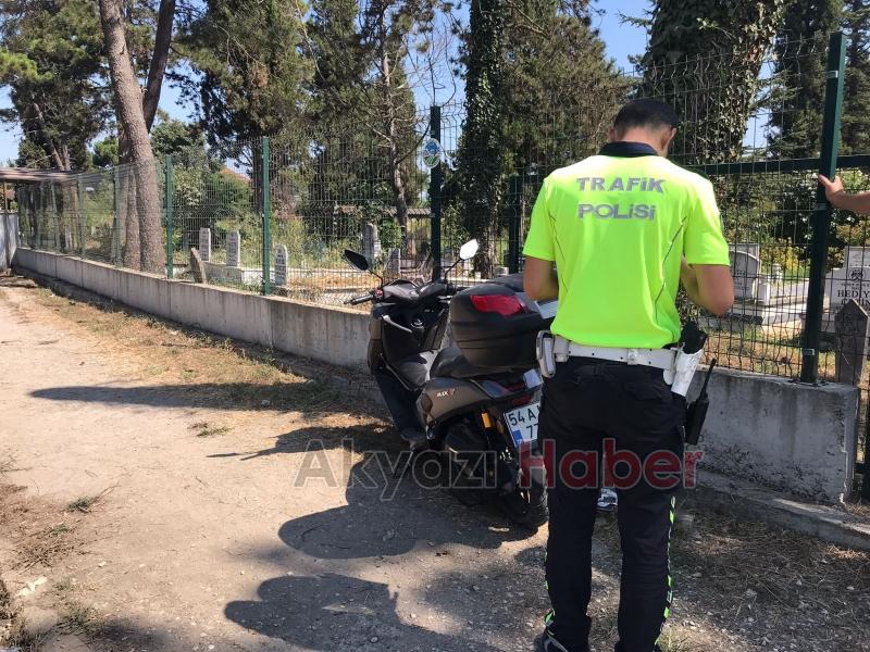 Devrilen motosikletteki 3 kişi yaralandı