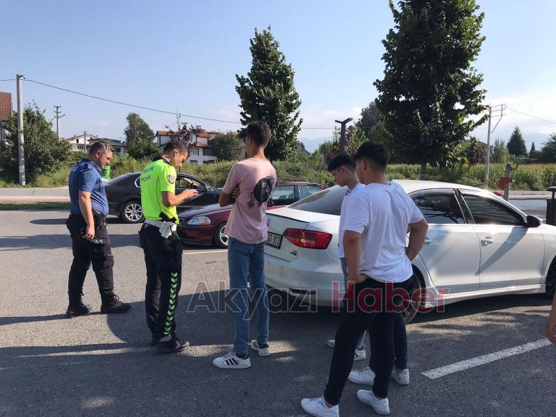 Yüksek sesle müzik dinleyenlere ceza kesildi