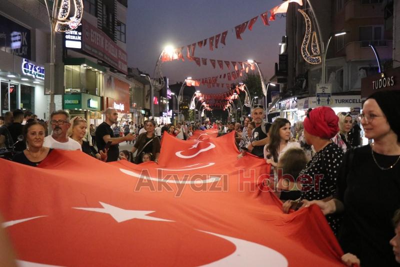 100 metre uzunluğundaki Türk bayrağıyla fener alayı düzenlendi