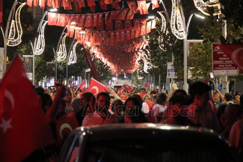 100 metre uzunluğundaki Türk bayrağıyla fener alayı düzenlendi