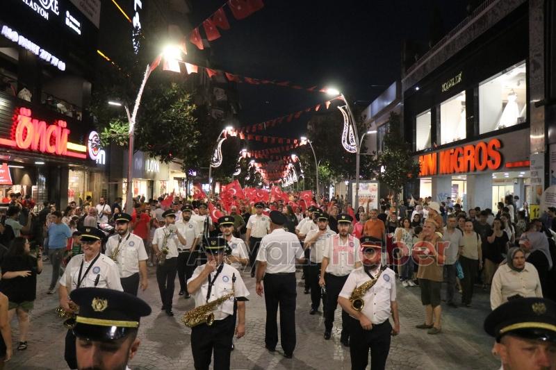 100 metre uzunluğundaki Türk bayrağıyla fener alayı düzenlendi