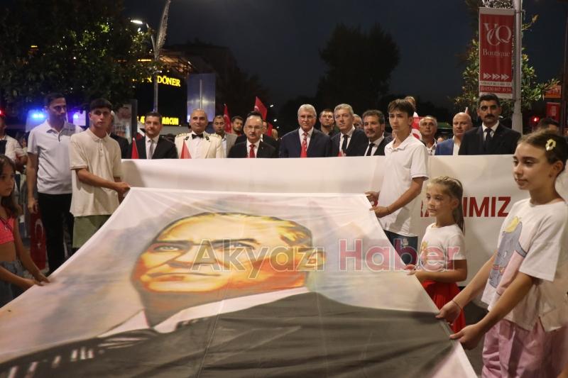 100 metre uzunluğundaki Türk bayrağıyla fener alayı düzenlendi