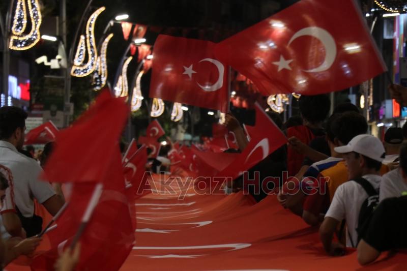 100 metre uzunluğundaki Türk bayrağıyla fener alayı düzenlendi