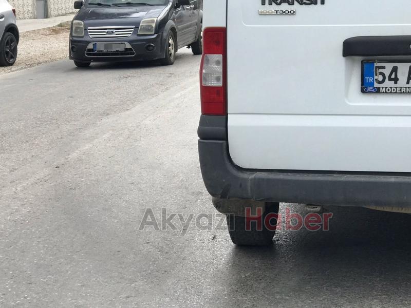 Minibüse çarpan motosikletteki 2 kişi hastanelik oldu