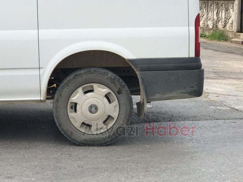 Minibüse çarpan motosikletteki 2 kişi hastanelik oldu