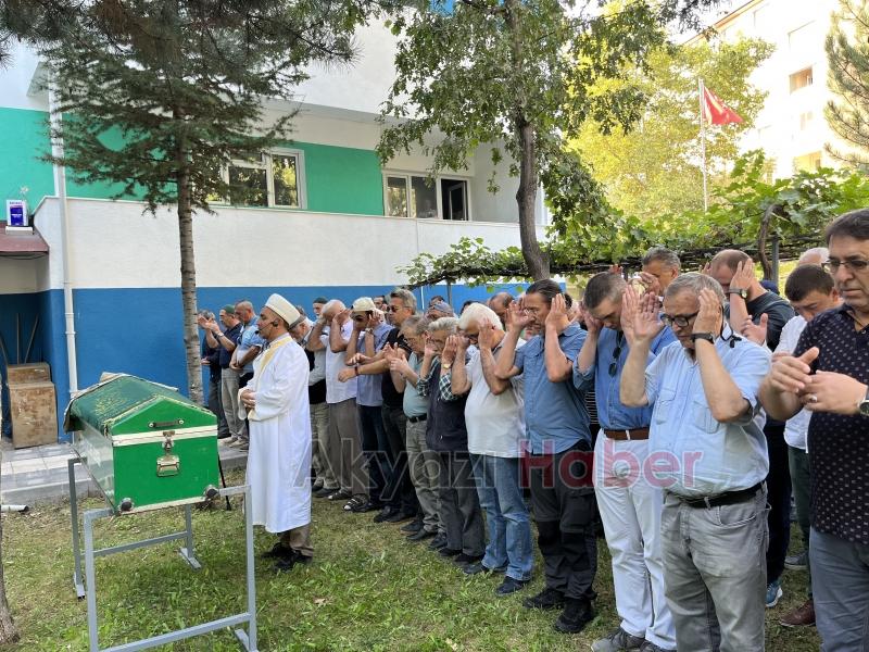 Ünlü yönetmen toprağa verildi