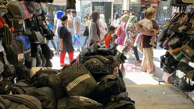 Birbirleri ile işaretleşip çantayı işte böyle çaldılar