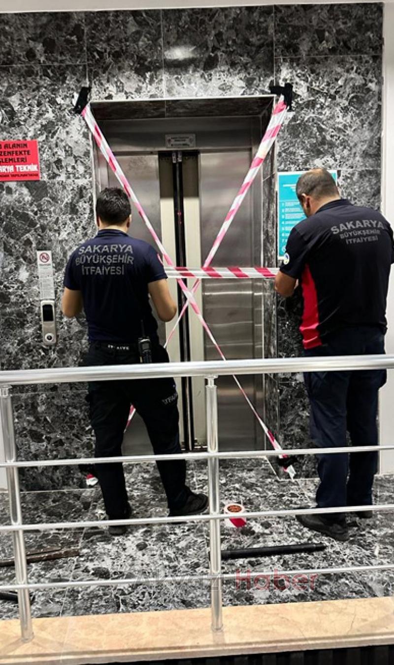 112 Acil Servis ekibi asansörde mahsur kaldı