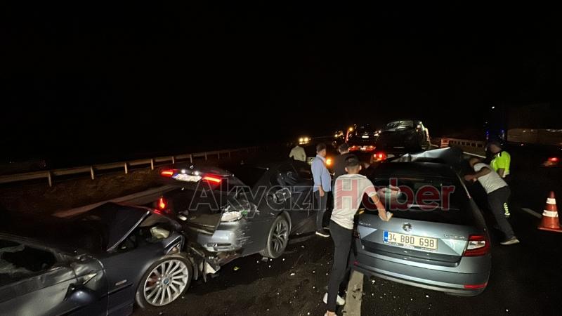 Otoyolda 11 araç birbirine girdi: 6 yaralı