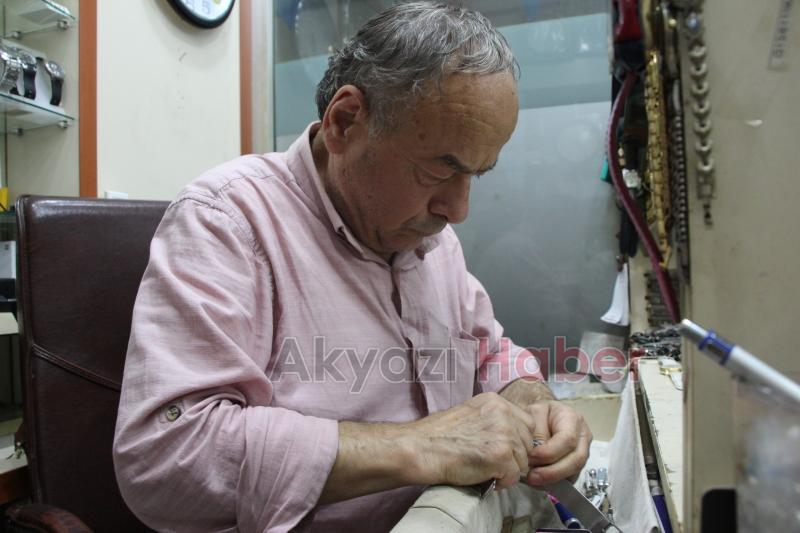 43 yıldır tarihe tanıklık etmiş saatleri tamir ediyor