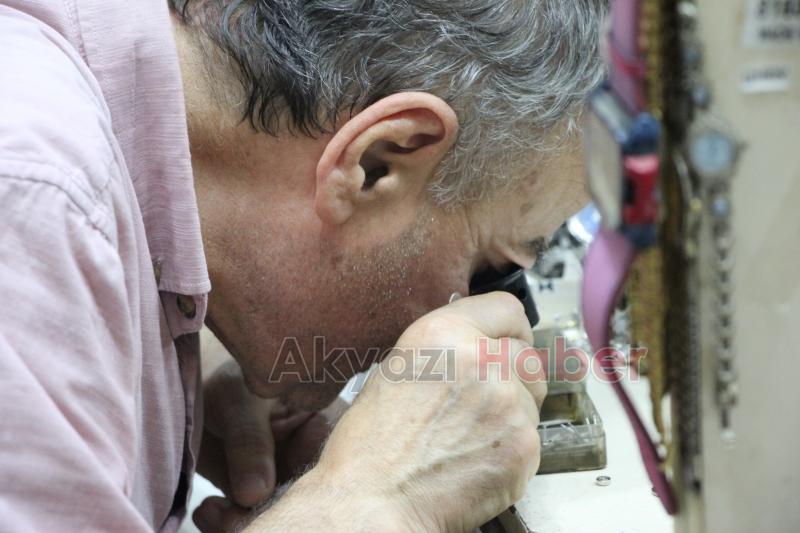 43 yıldır tarihe tanıklık etmiş saatleri tamir ediyor