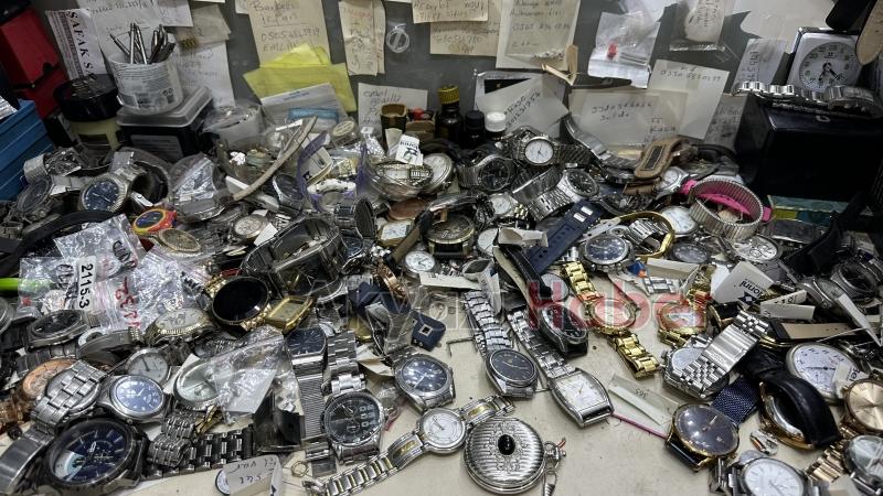 43 yıldır tarihe tanıklık etmiş saatleri tamir ediyor