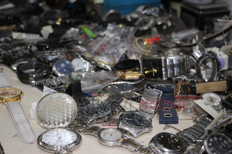 43 yıldır tarihe tanıklık etmiş saatleri tamir ediyor