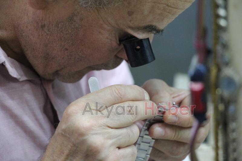 43 yıldır tarihe tanıklık etmiş saatleri tamir ediyor