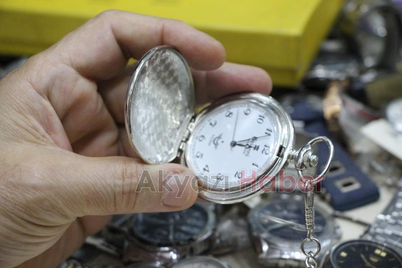 43 yıldır tarihe tanıklık etmiş saatleri tamir ediyor