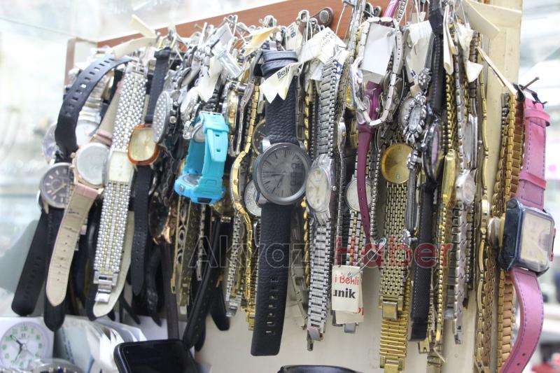 43 yıldır tarihe tanıklık etmiş saatleri tamir ediyor