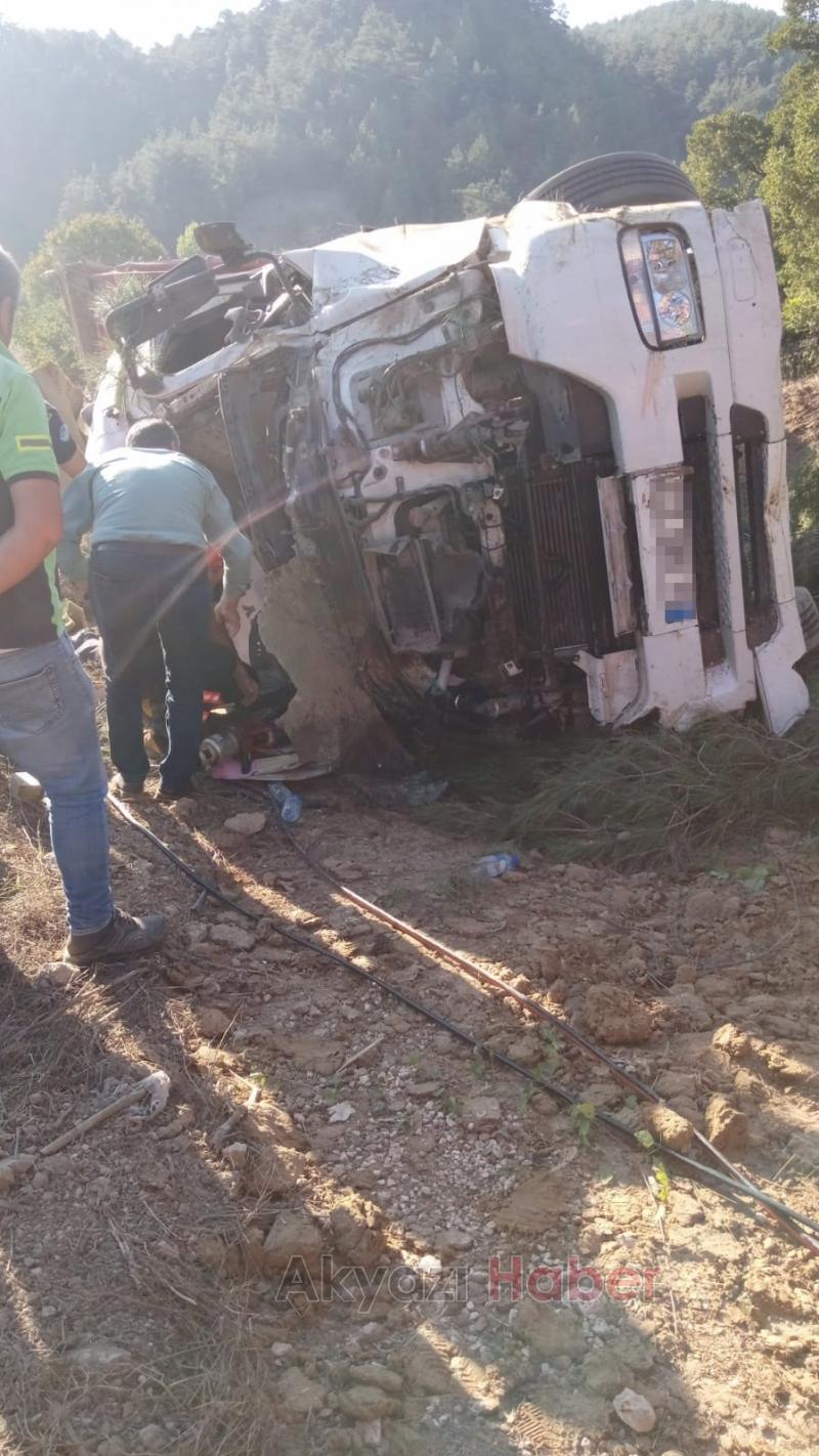 Taraklı'da tır şarampole devrildi. Sürücü ağır yaralı