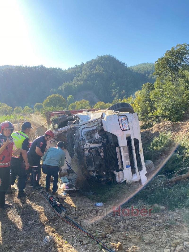 Taraklı'da tır şarampole devrildi. Sürücü ağır yaralı
