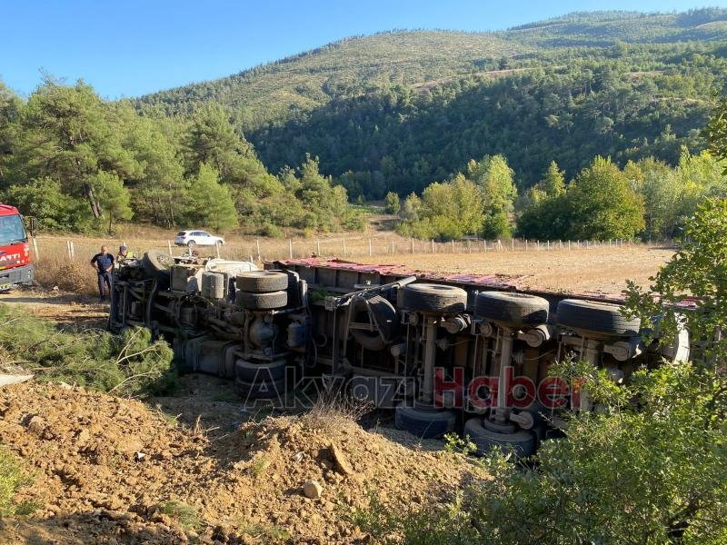 Taraklı'da tır şarampole devrildi. Sürücü ağır yaralı