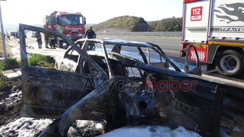 Bariyerin içinden geçen otomobil alev aldı: 3 kişi sağ kurtuldu