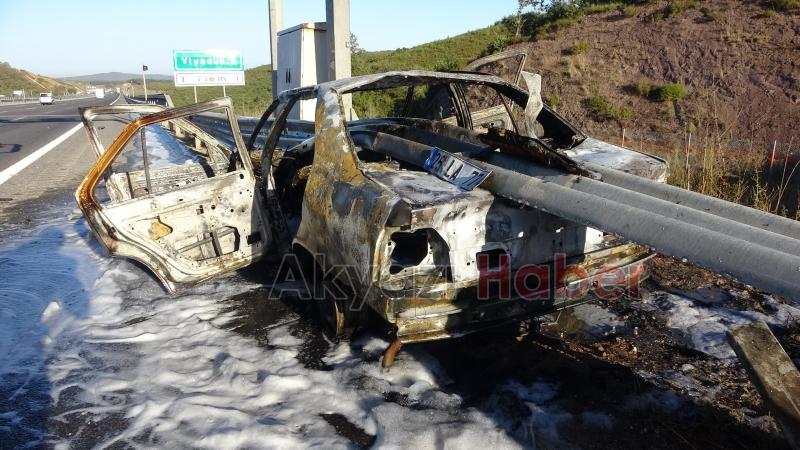 Bariyerin içinden geçen otomobil alev aldı: 3 kişi sağ kurtuldu