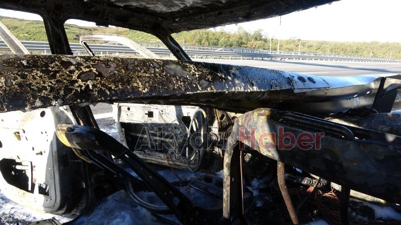 Bariyerin içinden geçen otomobil alev aldı: 3 kişi sağ kurtuldu
