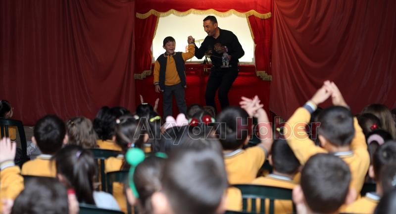 Karagöz Göklerde gölge oyunu öğrencilerle buluştu