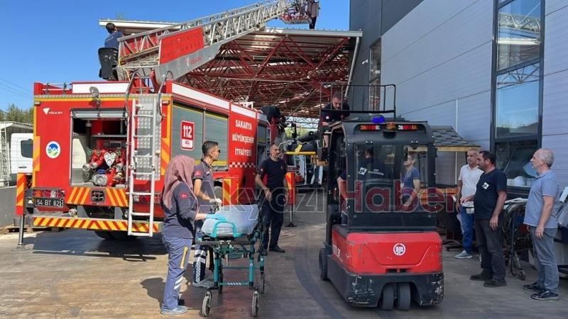 Fabrikanın çatısından düşen işçi yaralandı