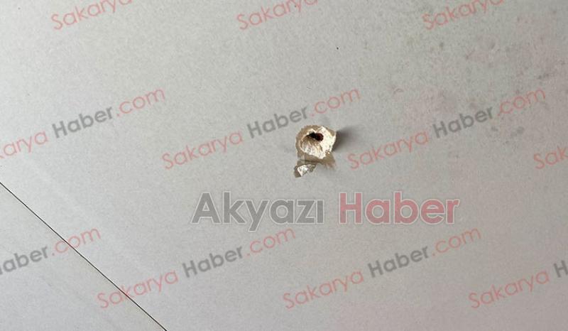 Yorgun mermi çatıyı delip odaya düştü