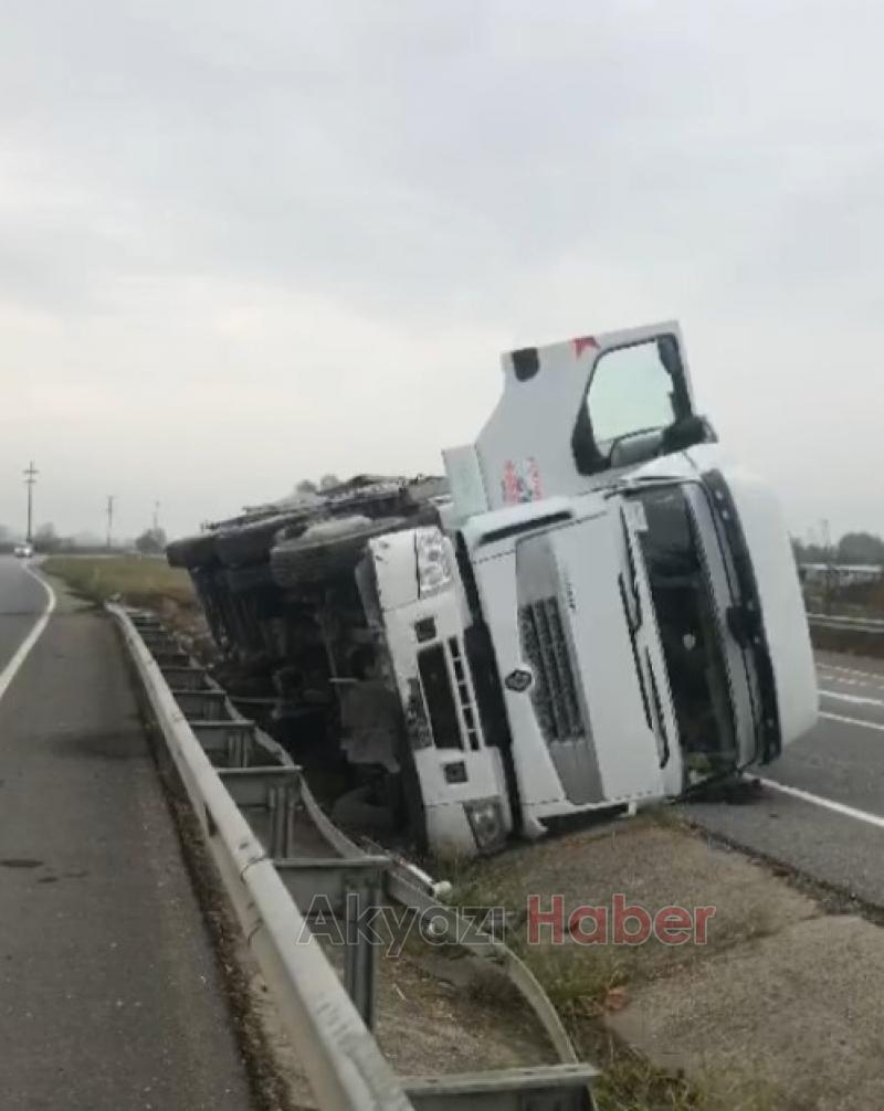 Akyazıda tır devrildi