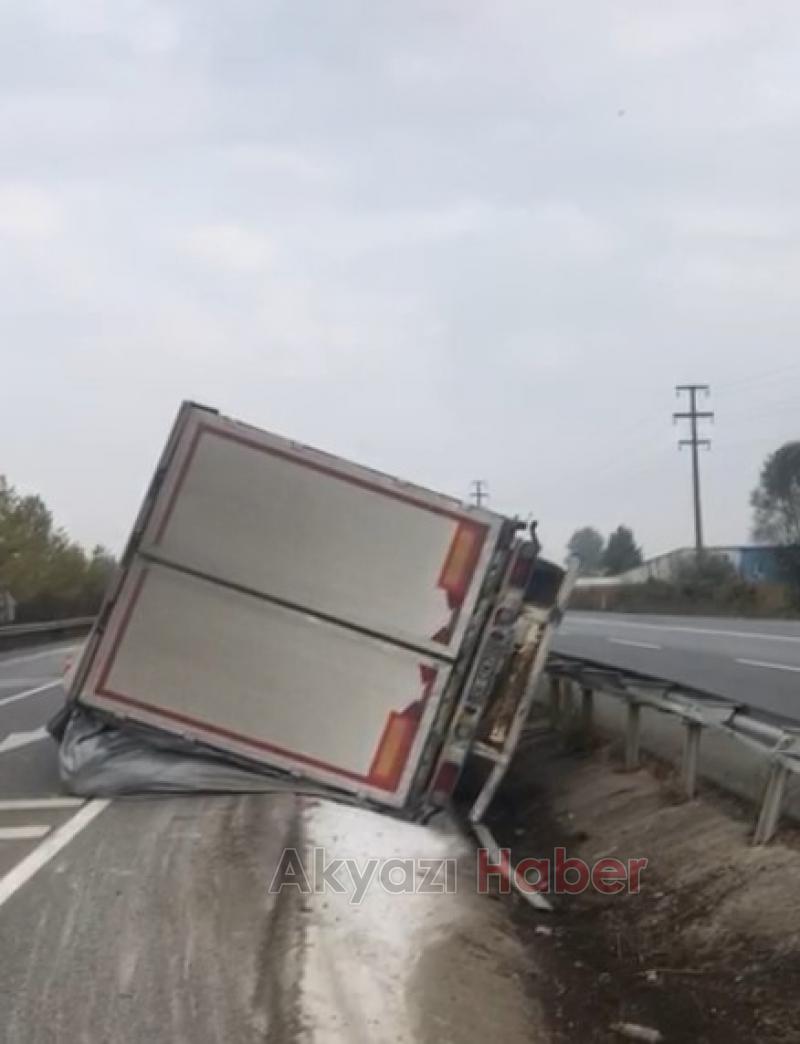 Akyazıda tır devrildi