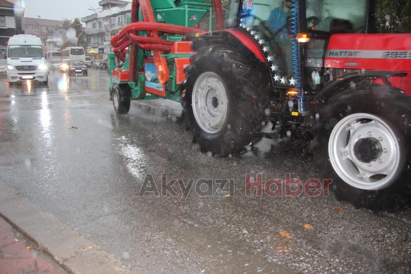 Akyazı'da sağanak yağış etkili oldu