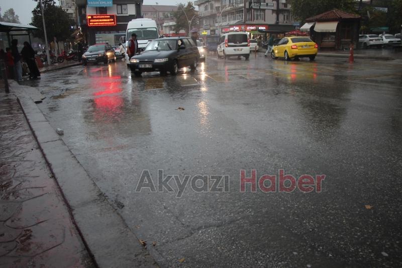 Akyazı'da sağanak yağış etkili oldu