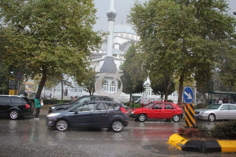 Akyazı'da sağanak yağış etkili oldu