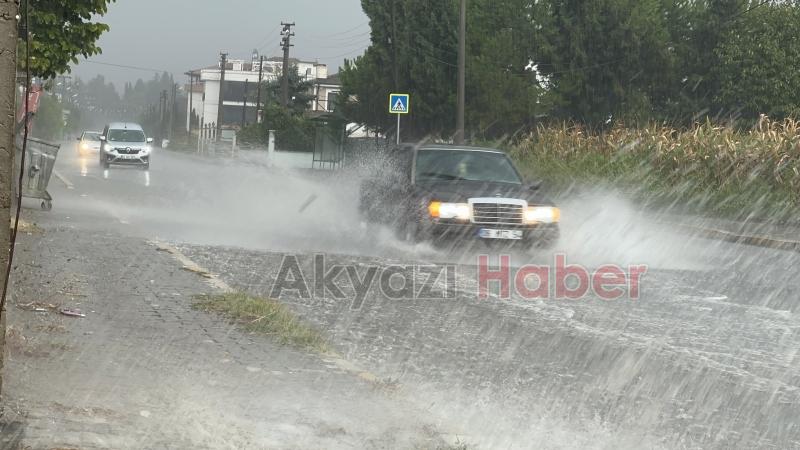 Akyazı'da sağanak yağış etkili oldu