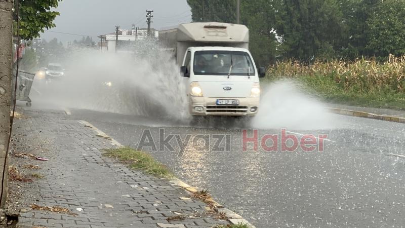 Akyazı'da sağanak yağış etkili oldu