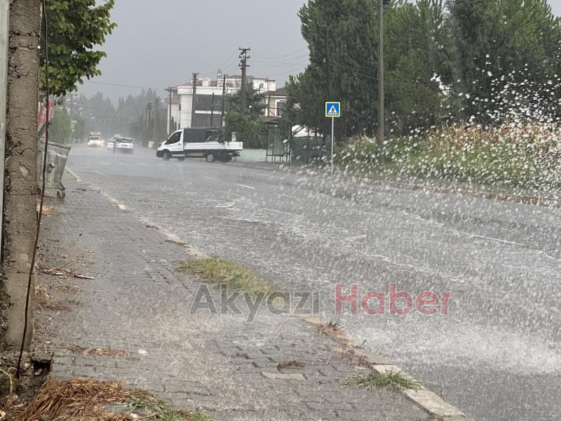 Akyazı'da sağanak yağış etkili oldu