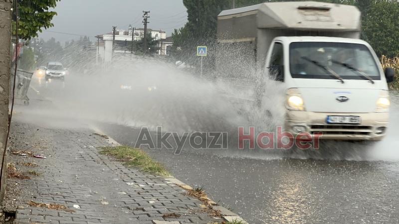 Akyazı'da sağanak yağış etkili oldu