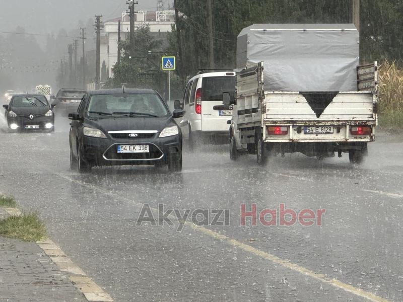 Akyazı'da sağanak yağış etkili oldu
