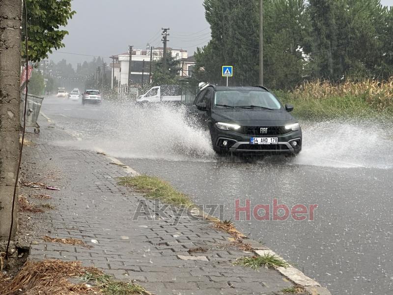 Akyazı'da sağanak yağış etkili oldu